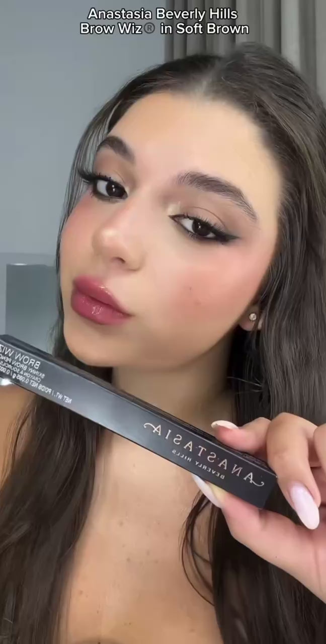 Anastasia Beverly Hills: Brow Definer 3-in-1 Easy Define, Fill, & Detail Eyebrow Pencil. Soft Brown