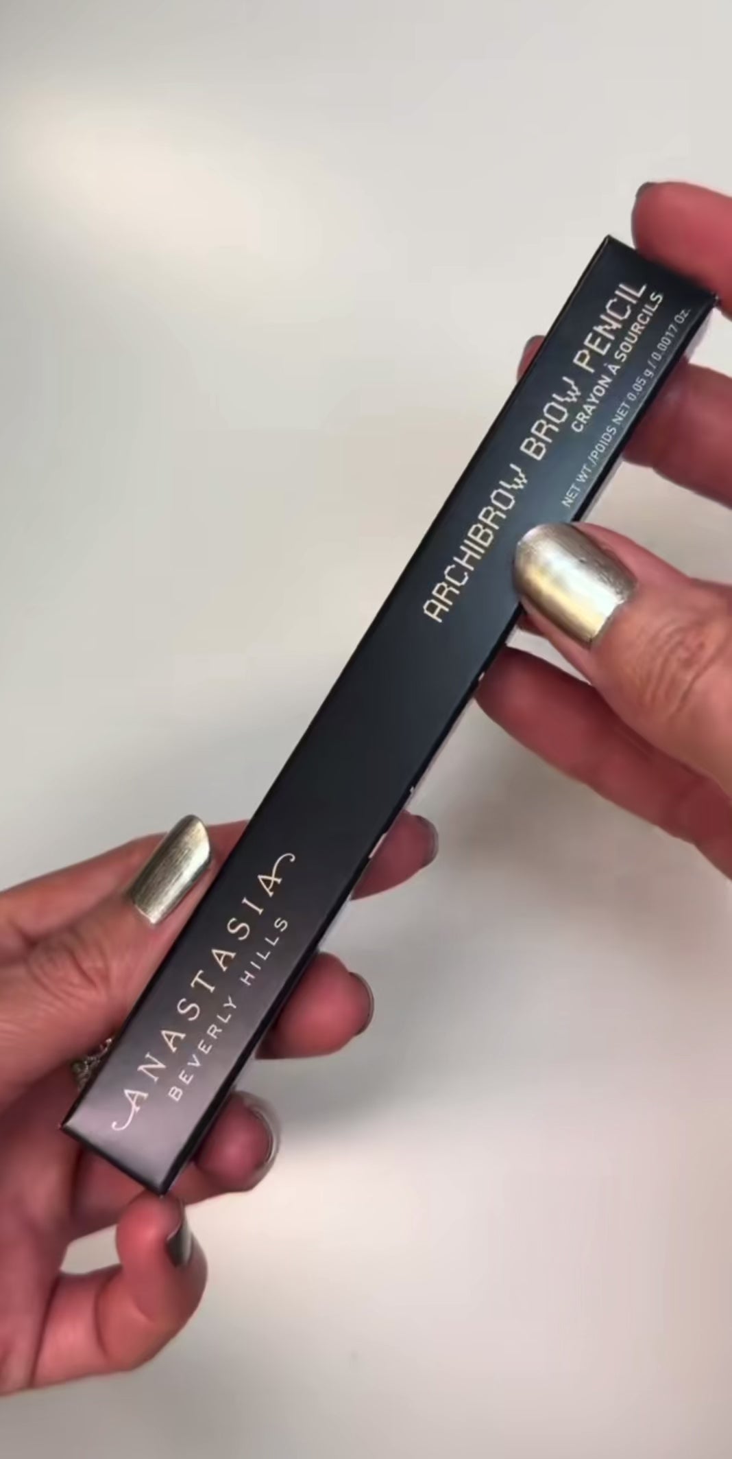 Anastasia Beverly Hills: Brow Definer 3-in-1 Easy Define, Fill, & Detail Eyebrow Pencil. Medium Brown